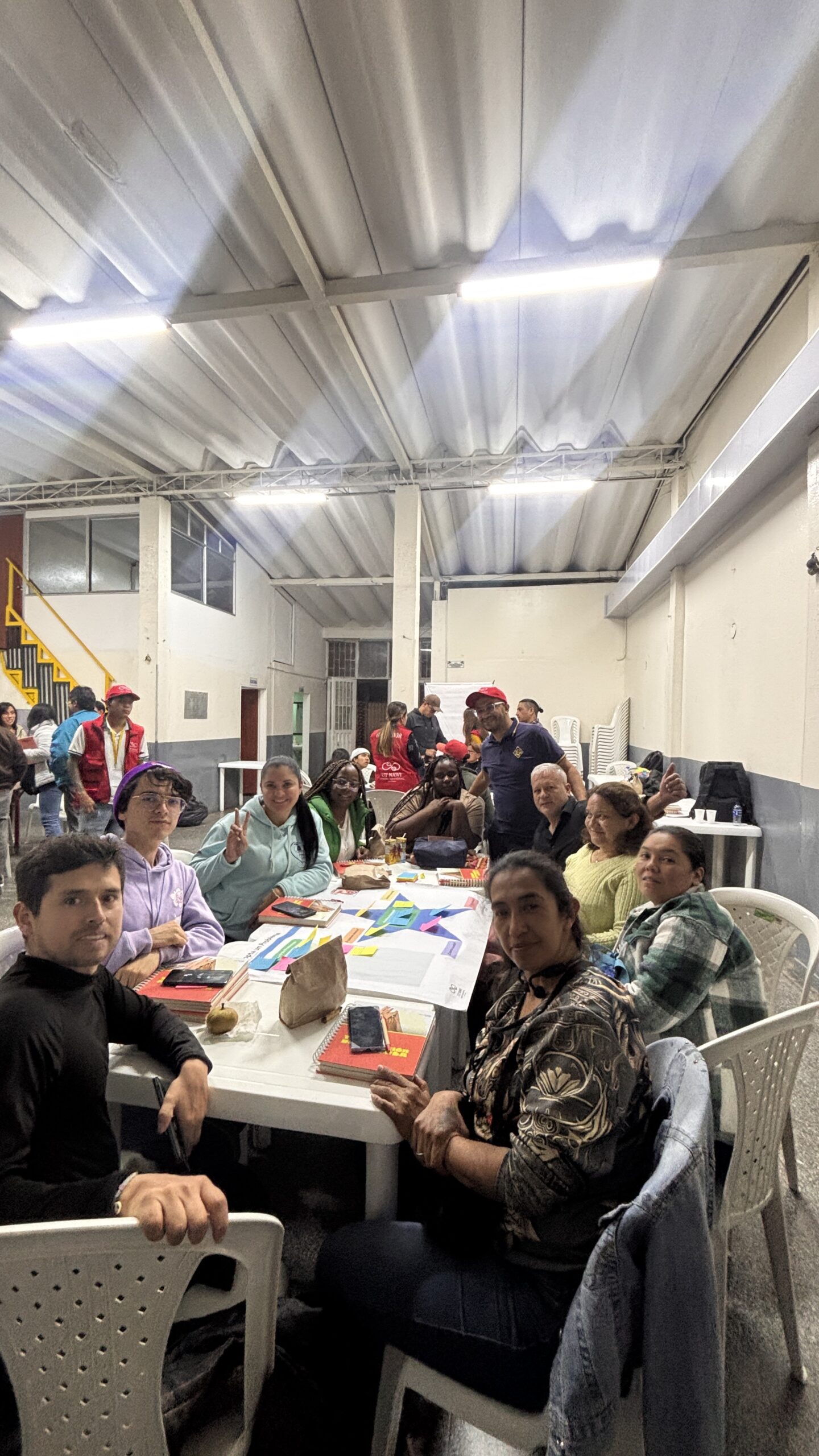 Comunidad trabajando en jornada colaborativa